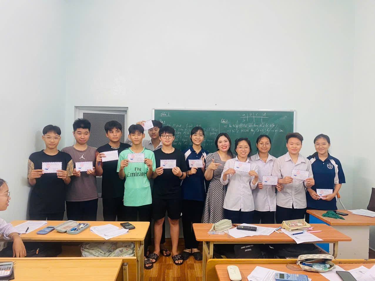 Trung tâm Tri Thức Mới trao giải Em của ngày hôm nay